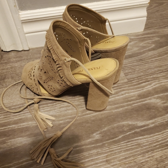 Ivanka Trump Size 7 Chunk Heels - Picture 4 of 4